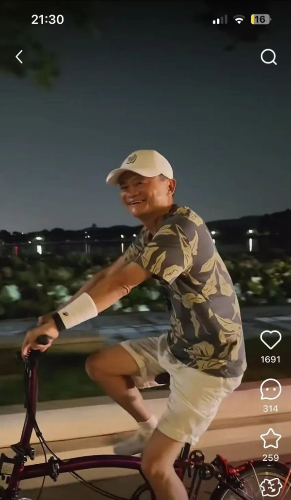 灿星财富 马云夜骑西湖被网友偶遇 同款自行车卖1.85万元 近期已多次在杭州露面