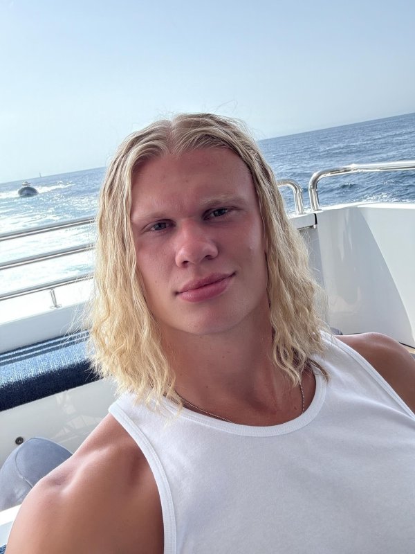 赛岳恒配资 哈兰德25岁生日晒自拍：奔五路上走了一半啦，别吐槽我的发型